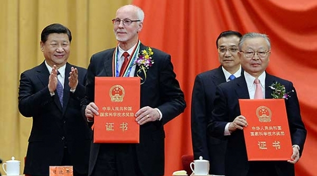 Jan-Christer Janson receiving the 2015 China International Science and Technology Cooperation Award, with President Xi Jinping and Premier Li Keqiang